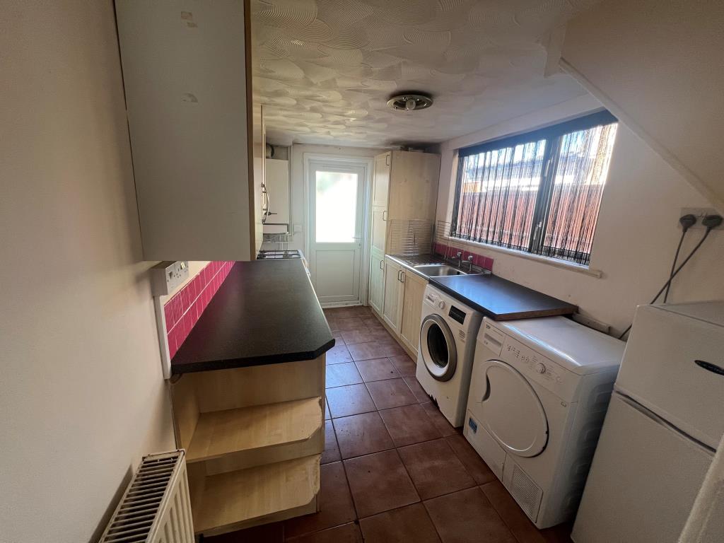 Lot: 1 - TERRACED HOUSE FOR IMPROVEMENT - Fitted kitchen units and tiled floor